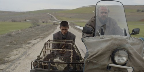 "Tavşan İmparatorluğu:" Çocukluğun Melankolik ve Büyülü Dünyasına Bir Yolculuk