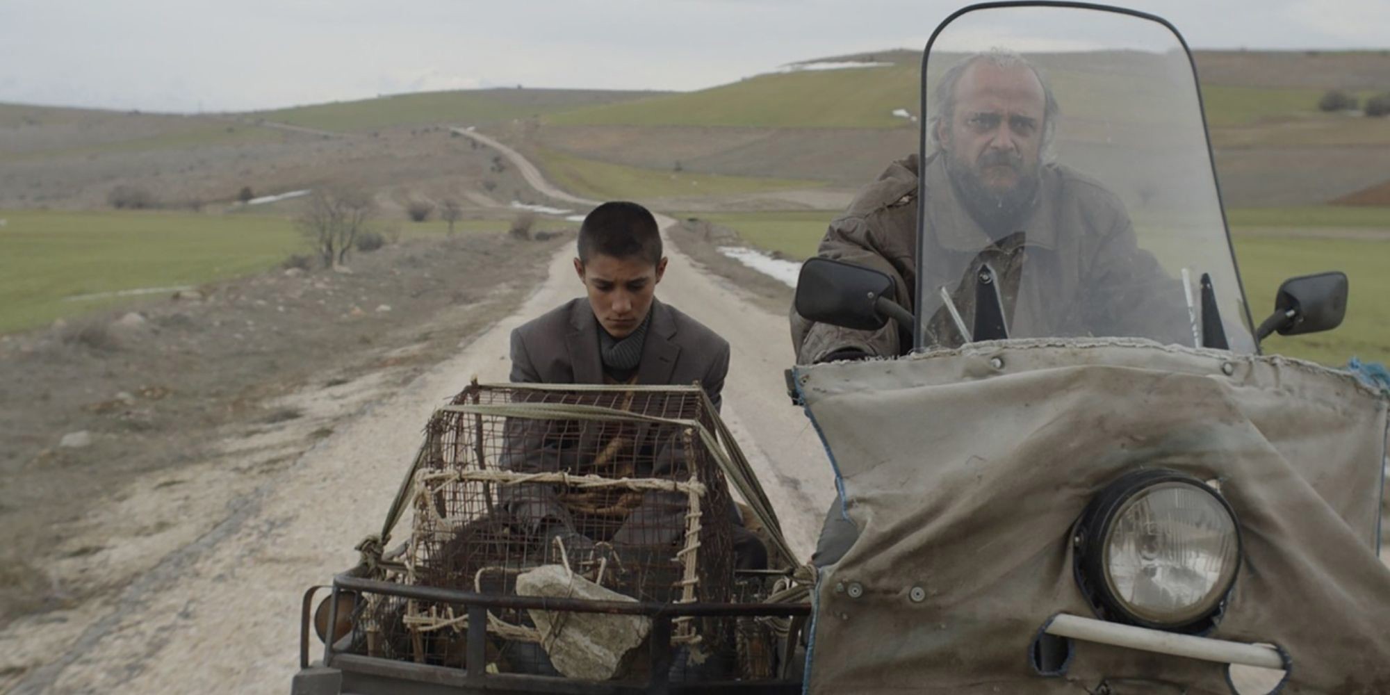 "Tavşan İmparatorluğu:" Çocukluğun Melankolik ve Büyülü Dünyasına Bir Yolculuk