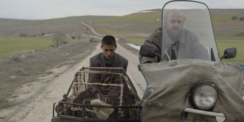 "Tavşan İmparatorluğu:" Çocukluğun Melankolik ve Büyülü Dünyasına Bir Yolculuk