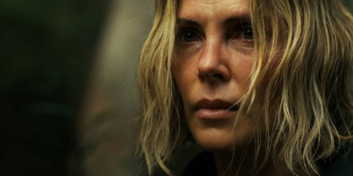 Charlize Theron’dan Korkusuz Dönüş! Apex Fragmanı Yayınlandı: Avcı Taron Egerton’a Karşı Yaşam Savaşı!